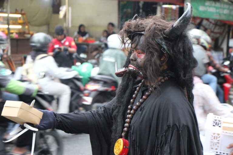 Komunitas Semarangkers dan Pengusaha Soto Pak Wito Kariadi Semarang Bagi-Bagi Takjil Gratis