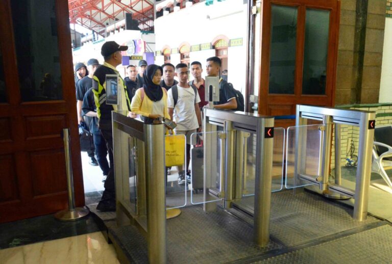 Arus Mudik Lebaran di Stasiun Semarang Tawang