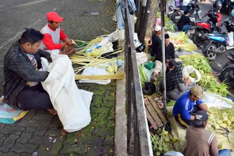 FOTO: Penjual Ketupat Dadakan di Semarang