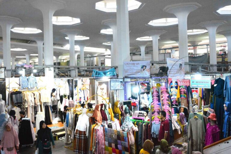 Berburu Pakaian Baru di Pasar Johar Semarang