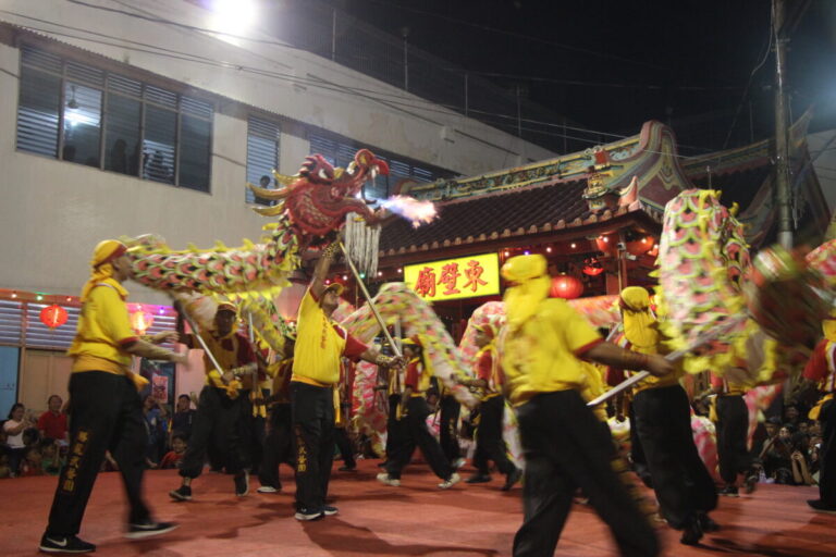 Aksi Naga Sakti Api pada Perayaan HUT Dewa Rejeki di Pecinan Semarang