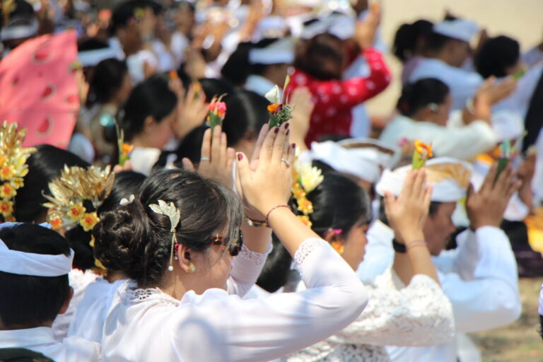 Ritual Melasti di Pantai Marina Semarang