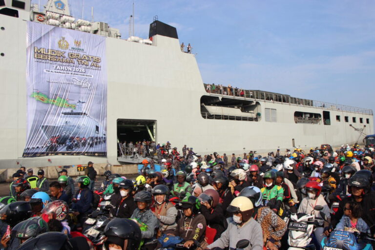 Pemudik Motor Turun dari KRI Banda Aceh, Mudik Gratis untuk Pemudik