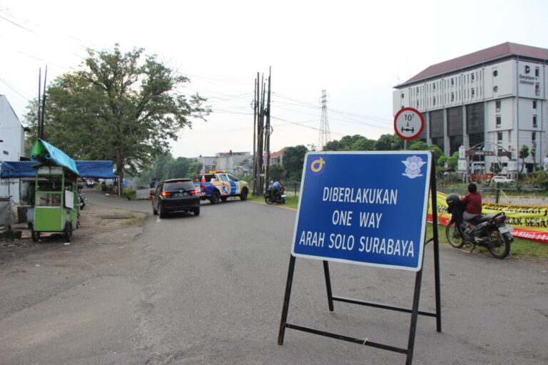 Suasana Kendaraan Pemudik lewat Tol Semarang saat Diberlakukan One Way