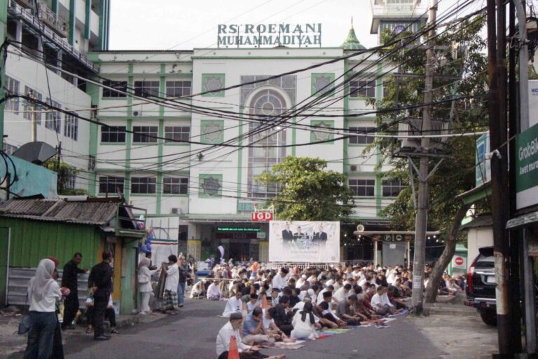 Shalat Idulfitri di Halaman RS Roemani Semarang