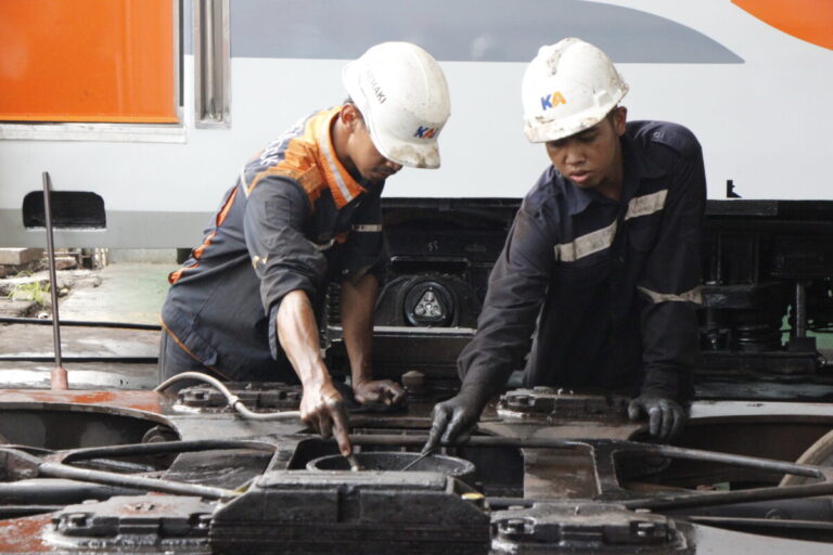 Pemeriksaan Intensif Gerbong di Depo Kereta Semarang Poncol