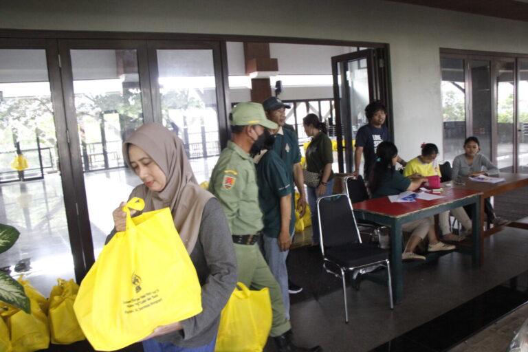 Sembako Murah Menjelang Lebaran dari Gereja St Theresia Bongsari Semarang