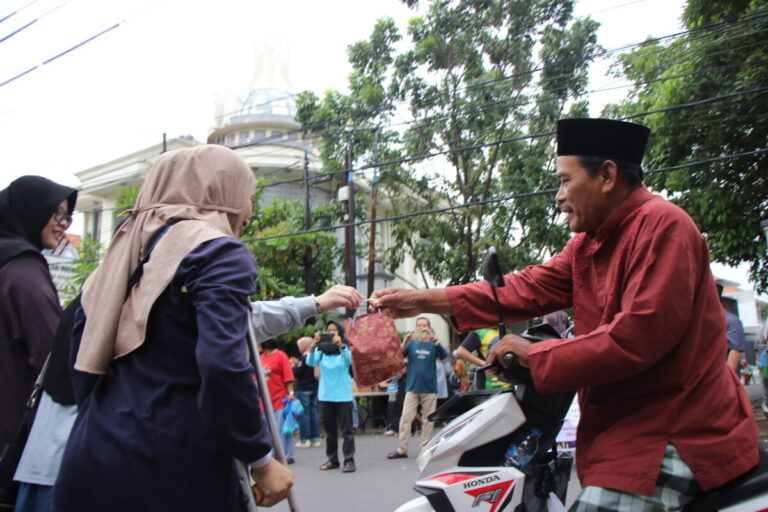 Difabel Berbagi Takjil Gratis