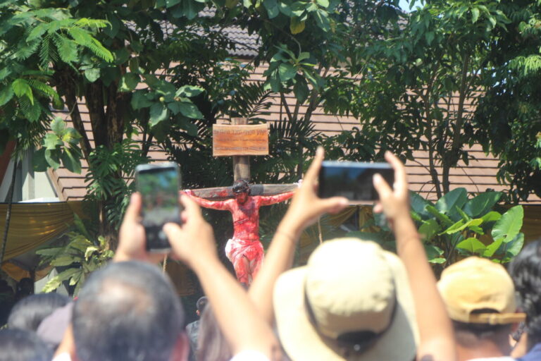 Visualisasi Kisah Sengsara Tuhan Yesus Kristus di Gereja St. Theresia Bongsari Semarang