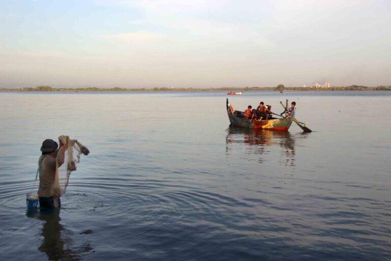 Perjuangan Nelayan Mencari Ikan di Pesisir Pantura Semarang