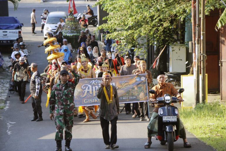 Rama-Sinta Turun ke Jalan, Rayakan Tradisi Apitan di Kelurahan Gisikdrono