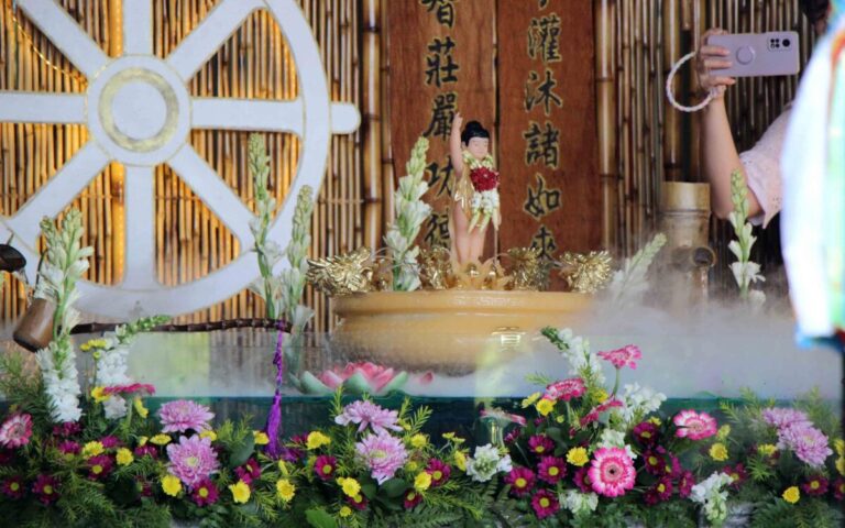 Kidung Waisak 2570 BE di Vihara Mahavira Graha SemarangSemarang